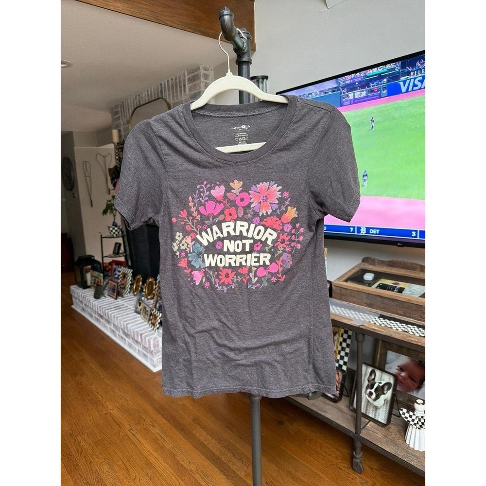 Natural Life "Warrior Not Worrier" graphic tee features a‎ floral women's small
